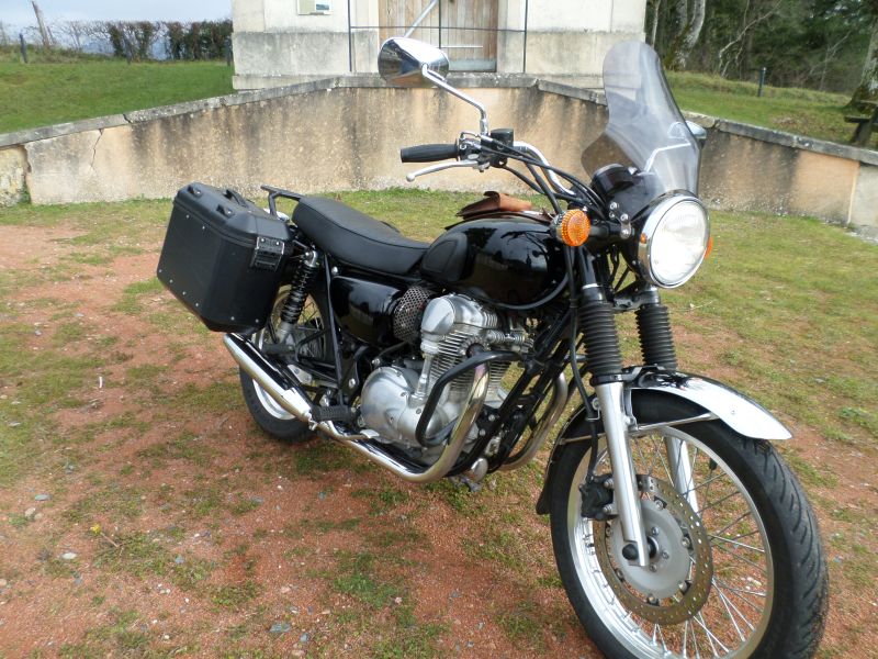 Belle Kawasaki W800 très bien équipée